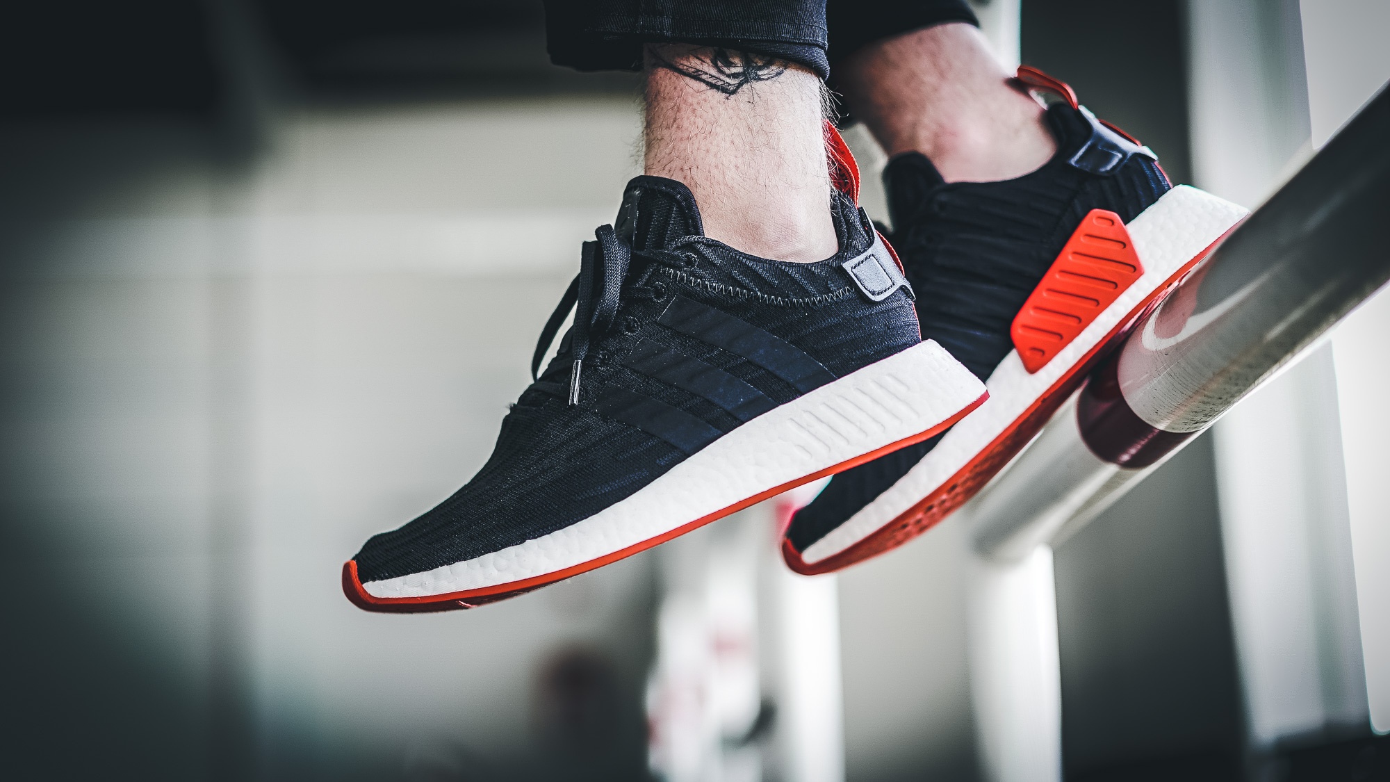 Adidas nmd r2 store black and red